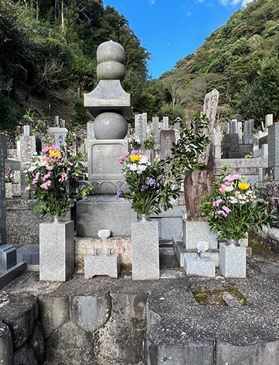 Mitsu Suzuki gravesite