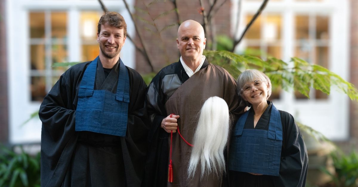 Suzuki Roshi’s lineage reaches far and wide El linaje de Suzuki Roshi llegando lejos
